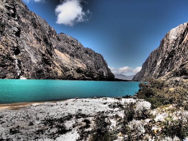 Águas de tom azul turquesa e cercada por montanhas formam um cenário que mais parece tirado da região da <a href="https://viajeaqui.abril.com.br/cidades/ar-patagonia" target="_blank">Patagônica</a> do que das tradicionais paisagens peruanas. Localizada na Cordilheira Branca, a 3800 metros de altura, a laguna fica na rota de turistas aventureiros que passam pela região em busca de caminhadas, escaladas e outros esportes que exigem um grande preparo físico. No entanto, ela também é frequentemente buscada por casais que desejam fotografar o belo cenário local Águas de tom azul turquesa e cercada por montanhas formam um cenário que mais parece tirado da região da <a href="https://viajeaqui.abril.com.br/cidades/ar-patagonia" target="_blank">Patagônica</a> do que das tradicionais paisagens peruanas. Localizada na Cordilheira Branca, a 3800 metros de altura, a laguna fica na rota de turistas aventureiros que passam pela região em busca de caminhadas, escaladas e outros esportes que exigem um grande preparo físico. No entanto, ela também é frequentemente buscada por casais que desejam fotografar o belo cenário local