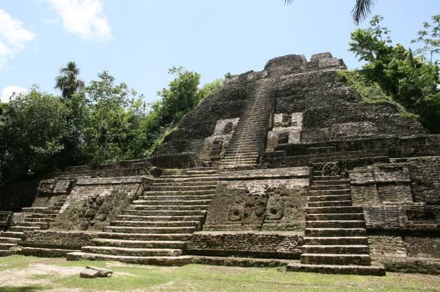 <strong>11. Templo Alto – Lamanai – Belize </strong>Com 33m de altura, a pirâmide mais alta do sítio arqueológico de Lamanai pode ser escalada sob os olhos atentos dos guias de turismo locais e oferece uma vista espetacular da floresta ao redor. Na verdade, estima-se que a Pirâmide do Jaguar seja maior do que o Templo Alto, porém ele continua parcialmente debaixo da terra e não seria possível afirmar isso até que seja totalmente exposto. A construção dos templos Alto, do Jaguar e das Máscaras datam de 625 d.C. e escavações arqueológicas seguem descobrindo pedaços dessa antiga civilização até hoje. <strong>11. Templo Alto – Lamanai – Belize </strong>Com 33m de altura, a pirâmide mais alta do sítio arqueológico de Lamanai pode ser escalada sob os olhos atentos dos guias de turismo locais e oferece uma vista espetacular da floresta ao redor. Na verdade, estima-se que a Pirâmide do Jaguar seja maior do que o Templo Alto, porém ele continua parcialmente debaixo da terra e não seria possível afirmar isso até que seja totalmente exposto. A construção dos templos Alto, do Jaguar e das Máscaras datam de 625 d.C. e escavações arqueológicas seguem descobrindo pedaços dessa antiga civilização até hoje.