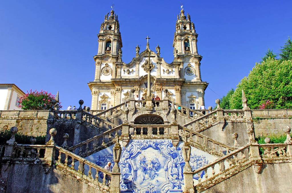 A cidade mais antiga do reino de Portugal &eacute; conhecida por seus vinhos, com destaque para o Raposeira. Diversas igrejas e um castelo d&atilde;o ar medieval ao centro e, um pouco mais afastada, est&aacute; o belo <strong>Santu&aacute;rio de Nossa Senhora dos Rem&eacute;dios</strong>, encarapitado no alto de um morro. &Eacute; preciso subir mais de 600 degraus para chegar at&eacute; o topo, mas a vista l&aacute; de cima e os azulejos pintados compensam o esfor&ccedil;o