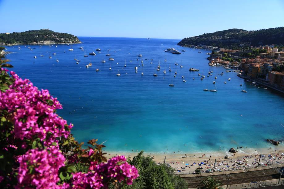 <strong>Larvotto Beach, Monte Carlo, <a href="https://viajeaqui.abril.com.br/paises/monaco" rel="Mônaco" target="_self">Mônaco</a></strong> Com seus cenários deslumbrantes, Mônaco atraiu uma quantidade incrível de celebridades e endinheirados. A praia em questão é o reduto de muitos turistas – principalmente na alta temporada do verão europeu. Vale muito a pena para famílias com crianças <em><a href="https://www.booking.com/city/mc/monaco.pt-br.html?sid=5b28d827ef00573fdd3b49a282e323ef;dcid=4aid=332455&label=viagemabril-as-mais-belas-praias-do-mediterraneo" rel="Veja preços de hotéis em Monte Carlo no Booking.com" target="_blank">Veja preços de hotéis em Monte Carlo no Booking.com</a></em> <strong>Larvotto Beach, Monte Carlo, <a href="https://viajeaqui.abril.com.br/paises/monaco" rel="Mônaco" target="_self">Mônaco</a></strong> Com seus cenários deslumbrantes, Mônaco atraiu uma quantidade incrível de celebridades e endinheirados. A praia em questão é o reduto de muitos turistas – principalmente na alta temporada do verão europeu. Vale muito a pena para famílias com crianças <em><a href="https://www.booking.com/city/mc/monaco.pt-br.html?sid=5b28d827ef00573fdd3b49a282e323ef;dcid=4aid=332455&label=viagemabril-as-mais-belas-praias-do-mediterraneo" rel="Veja preços de hotéis em Monte Carlo no Booking.com" target="_blank">Veja preços de hotéis em Monte Carlo no Booking.com</a></em>