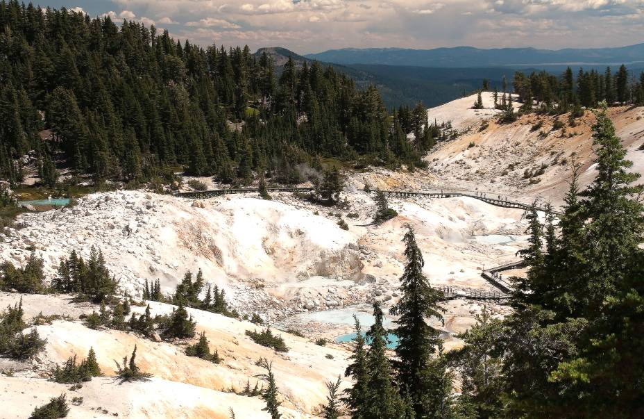 <strong>4. Lassen Volcanic National Park, na Califórnia</strong>    É um dos parques surpreendentemente menos visitados do Estado – o que não deixa de ser uma injustiça. Com vulcões ativos e lindas nascentes de água quente, o lugar é uma ótima pedida para viajantes mais curiosos e que não dispensam a chance contar uma boa história. 