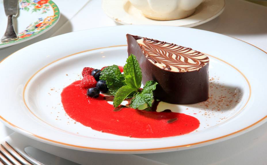 <strong>La Tambouille (São Paulo): </strong>com cardápio na linha franco-italiana, o restaurante La Tambouille se inspirou nos morangos para elaborar os pratos do menu do Dia dos Namorados, como o Risoto de camarões Jumbo ao Culis de morangos americanos (R$ 85). A sugestão de sobremesa é a Goccia de gianduia (gota de chocolate) sobre coulis de morango (na foto; R$ 25).<br /> <br /> <strong>Onde:</strong> Av. 9 Julho, 5925 - São Paulo/SP<br /> <strong>Horário de funcionamento: </strong>das 12h às 15h e das 19h à 1h<br /> <strong>Telefone:</strong> (11) 3079-6502 <strong>La Tambouille (São Paulo): </strong>com cardápio na linha franco-italiana, o restaurante La Tambouille se inspirou nos morangos para elaborar os pratos do menu do Dia dos Namorados, como o Risoto de camarões Jumbo ao Culis de morangos americanos (R$ 85). A sugestão de sobremesa é a Goccia de gianduia (gota de chocolate) sobre coulis de morango (na foto; R$ 25).<br /> <br /> <strong>Onde:</strong> Av. 9 Julho, 5925 - São Paulo/SP<br /> <strong>Horário de funcionamento: </strong>das 12h às 15h e das 19h à 1h<br /> <strong>Telefone:</strong> (11) 3079-6502