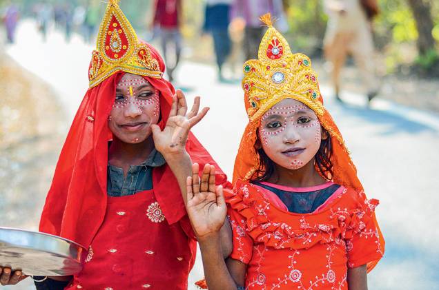 Em Rishikesh: indianinhas muito bem-vestidas de deusas Em Rishikesh: indianinhas muito bem-vestidas de deusas