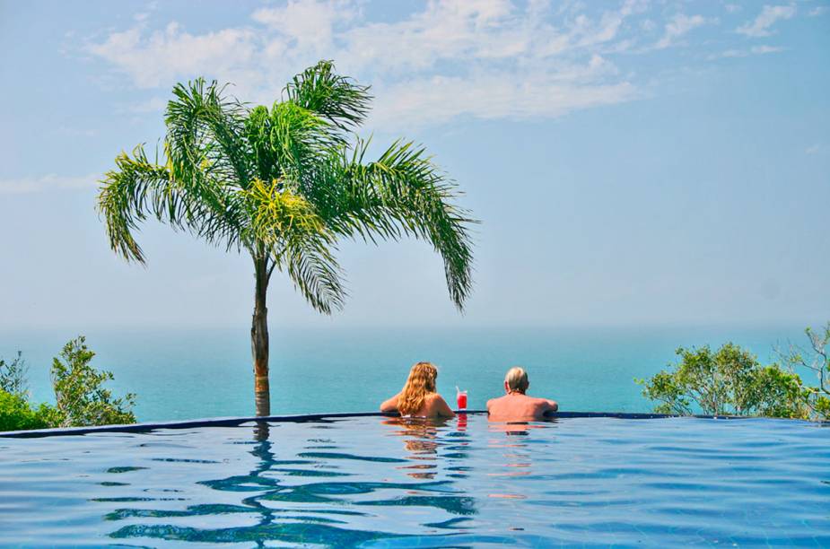 Eis mais um belo hotel brasileiro que oferece piscina de borda infinita aos visitantes. A decoração rústica combina com a proposta oferecida pelo lugar e traz uma sensação de aconchego. O café da manhã por aqui é um dos pontos fortes <em><a href="https://www.booking.com/hotel/br/resort-refaogio-do-estaleiro.pt-br.html?aid=332455&label=viagemabril-as-piscinas-mais-incriveis-do-mundo" target="_blank">Veja os preços do Resort Refúgio do Estaleiro no Booking.com</a></em>