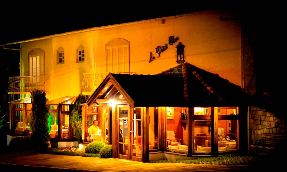 <strong><a href="https://viajeaqui.abril.com.br/estabelecimentos/br-rs-gramado-restaurante-le-petit-clos" rel="6. Le Petit Clos " target="_self">6. Le Petit Clos </a></strong>            O charme do lugar é um show à parte, com muita madeira na decoração pra trazer a sensação de estar em uma casa de montanha.