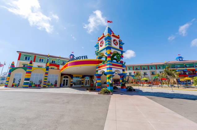 Fachada do hotel do Legoland California; o hotel do parque em Winter Haven, Flórida, deve ser inaugurado no verão norte-americano de 2015 nos mesmos padrões coloridos que imitam os blocos de montar Fachada do hotel do Legoland California; o hotel do parque em Winter Haven, Flórida, deve ser inaugurado no verão norte-americano de 2015 nos mesmos padrões coloridos que imitam os blocos de montar