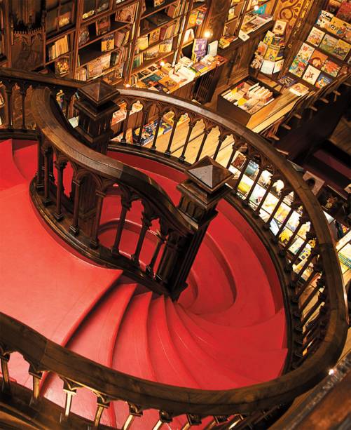 Escadaria da <strong>Lello</strong>, livraria de 1906, na cidade do Porto