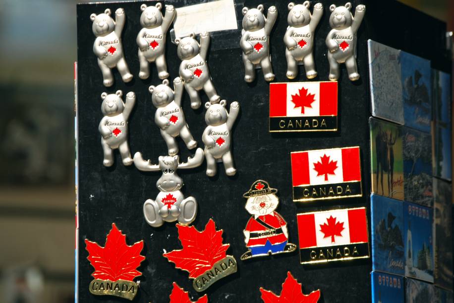No Canad&aacute;, tudo vira lembrancinha desde que tenha a bandeira do pa&iacute;s ou a ic&ocirc;nica folha de bordo com 11 pontas - da sua &aacute;rvore &eacute; retirado o&nbsp;xarope de &aacute;cer (conhecido como maple syrup, em ingl&ecirc;s), a doce cobertura que os norteamericanos costumam colocar em suas panquecas
