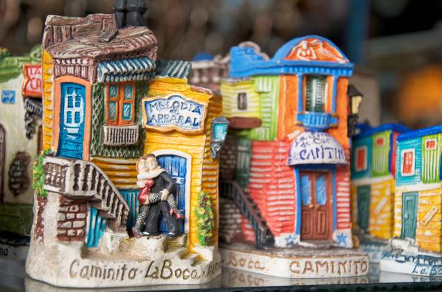 A rua Caminito, no bairro La Boca, é a mais típica e famosa de toda a <a href="https://beta-develop.viagemeturismo.abril.com.br/paises/argentina-2/" target="_blank">Argentina</a> por ter inspirado o célebre tango "Caminito", de Juan de Dios Filiberto. Suas características casas coloridas viraram um souvenir muito vendido no país A rua Caminito, no bairro La Boca, é a mais típica e famosa de toda a <a href="https://beta-develop.viagemeturismo.abril.com.br/paises/argentina-2/" target="_blank">Argentina</a> por ter inspirado o célebre tango "Caminito", de Juan de Dios Filiberto. Suas características casas coloridas viraram um souvenir muito vendido no país