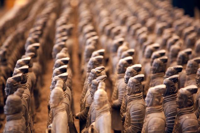 É superdifícil fotografar uma das atrações mais importantes da China, mas, em forma de souvenir e lado a lado, as miniatures dos Exército de Terracota parecem as estátuas de verdade É superdifícil fotografar uma das atrações mais importantes da China, mas, em forma de souvenir e lado a lado, as miniatures dos Exército de Terracota parecem as estátuas de verdade