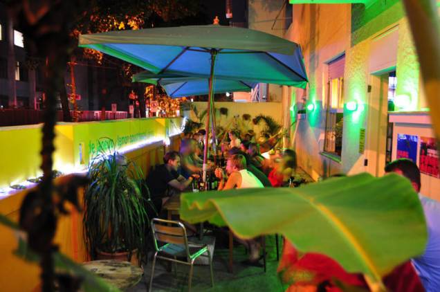 <strong><a href="https://viajeaqui.abril.com.br/estabelecimentos/br-rj-rio-de-janeiro-hospedagem-lemon-spirit-hostel" rel="Lemon Spirit Hostel" target="_blank">Lemon Spirit Hostel</a>, no <a href="https://viajeaqui.abril.com.br/cidades/br-rj-rio-de-janeiro" rel="Rio de Janeiro" target="_blank">Rio de Janeiro</a> (<a href="https://viajeaqui.abril.com.br/estados/br-rio-de-janeiro" rel="RJ" target="_blank">RJ</a>)</strong>O título de primeiro hostel do Leblon não é para qualquer um. Esse lugar já tem mais de 10 anos de experiência e ainda continua sendo um dos mais populares do Rio. Muito dessa popularidade se deve ao seu clima descontraído e moderninho, mas também por ficar a apena uma quadra da praia!<a href="https://www.booking.com/hotel/br/lemon-spirit-hostel.pt-br.html?aid=332455&label=viagemabril-hostelsdescolados" rel="BOOKING.COM: veja os preços e faça sua reserva no Lemon Spirit Hostel" target="_blank">BOOKING.COM: veja os preços e faça sua reserva no Lemon Spirit Hostel</a> <strong><a href="https://viajeaqui.abril.com.br/estabelecimentos/br-rj-rio-de-janeiro-hospedagem-lemon-spirit-hostel" rel="Lemon Spirit Hostel" target="_blank">Lemon Spirit Hostel</a>, no <a href="https://viajeaqui.abril.com.br/cidades/br-rj-rio-de-janeiro" rel="Rio de Janeiro" target="_blank">Rio de Janeiro</a> (<a href="https://viajeaqui.abril.com.br/estados/br-rio-de-janeiro" rel="RJ" target="_blank">RJ</a>)</strong>O título de primeiro hostel do Leblon não é para qualquer um. Esse lugar já tem mais de 10 anos de experiência e ainda continua sendo um dos mais populares do Rio. Muito dessa popularidade se deve ao seu clima descontraído e moderninho, mas também por ficar a apena uma quadra da praia!<a href="https://www.booking.com/hotel/br/lemon-spirit-hostel.pt-br.html?aid=332455&label=viagemabril-hostelsdescolados" rel="BOOKING.COM: veja os preços e faça sua reserva no Lemon Spirit Hostel" target="_blank">BOOKING.COM: veja os preços e faça sua reserva no Lemon Spirit Hostel</a>