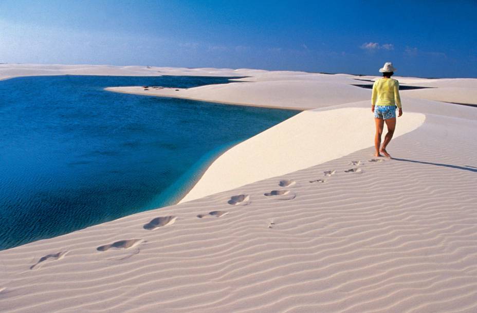 <strong>Parque Nacional dos Lençóis Maranhenses, Maranhão</strong> — Num raro processo geológico, a natureza criou, no Parque Nacional dos Lençóis Maranhenses (MA), 90 mil há de dunas permeadas por lagoas pluviais de águas transparentes. Nafoto, a Lagoa Azul, uma das mais bonitas do parque