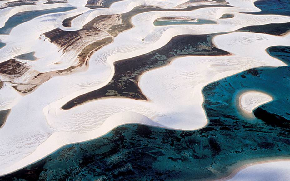 <strong>2. <a href="https://viajeaqui.abril.com.br/cidades/br-ma-lencois-maranhenses" rel="Lençóis Maranhenses (MA)" target="_blank">Lençóis Maranhenses (MA)</a></strong> Uma imensidão de dunas no formato de lua crescente e lagoas doces cor de esmeralda – esta é a descrição mais sucinta para os <a href="https://viajeaqui.abril.com.br/cidades/br-ma-lencois-maranhenses" rel="Lençóis Maranhenses" target="_self">Lençóis Maranhenses</a>, em Barreirinhas. Como chove muito durante vários meses do ano, as areias ficam saturadas e passam a água para o lençol freático. Como o subsolo argiloso não permite que a água vá para zonas mais profundas, a drenagem ocorre horizontalmente, aflorando em depressões entre as dunas brancas. Caminhar pelo lugar exige fôlego e preparo físico, mas vale a pena – algumas destas lagoas têm mais de 90 metros de comprimento e até 3 metros de profundidade! <strong>2. <a href="https://viajeaqui.abril.com.br/cidades/br-ma-lencois-maranhenses" rel="Lençóis Maranhenses (MA)" target="_blank">Lençóis Maranhenses (MA)</a></strong> Uma imensidão de dunas no formato de lua crescente e lagoas doces cor de esmeralda – esta é a descrição mais sucinta para os <a href="https://viajeaqui.abril.com.br/cidades/br-ma-lencois-maranhenses" rel="Lençóis Maranhenses" target="_self">Lençóis Maranhenses</a>, em Barreirinhas. Como chove muito durante vários meses do ano, as areias ficam saturadas e passam a água para o lençol freático. Como o subsolo argiloso não permite que a água vá para zonas mais profundas, a drenagem ocorre horizontalmente, aflorando em depressões entre as dunas brancas. Caminhar pelo lugar exige fôlego e preparo físico, mas vale a pena – algumas destas lagoas têm mais de 90 metros de comprimento e até 3 metros de profundidade!