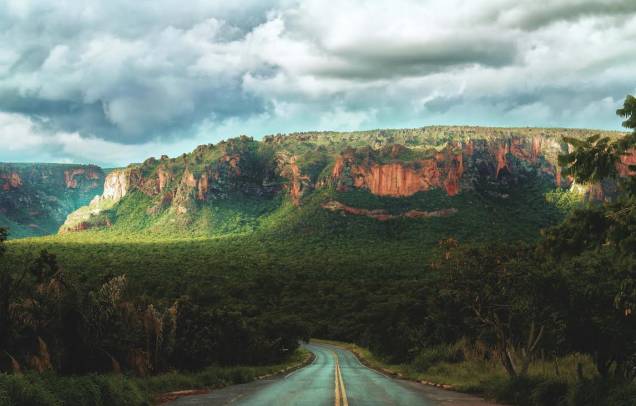 Estrada com vista para a Chapada dos Guimarães, Mato Grosso Estrada com vista para a Chapada dos Guimarães, Mato Grosso