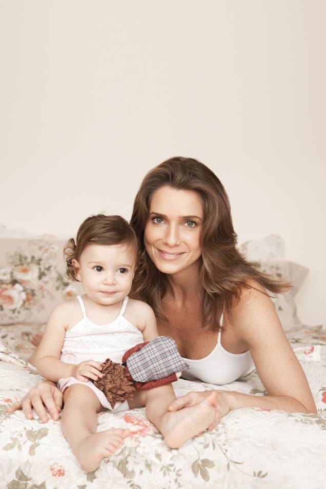 A atriz Leticia Spiller com a filha Stella A atriz Leticia Spiller com a filha Stella