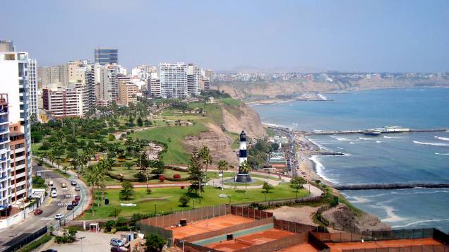 <strong><a href="https://viajeaqui.abril.com.br/cidades/peru-lima" rel="LIMA" target="_blank">LIMA</a> TRÊS NOITES</strong>Para quem quer dar um tempo do <a href="https://viajeaqui.abril.com.br/paises/brasil" rel="Brasil" target="_blank">Brasil</a>, a América do Sul é sempre uma opção atraente. A 5 horas de voo, <a href="https://viajeaqui.abril.com.br/cidades/peru-lima" rel="Lima" target="_blank">Lima</a> (foto) tem Centro Histórico tombado pela Unesco e se consolidou como influente polo gastronômico. As três noites no <a href="https://allpahotel.com/" rel="midscale Allpa" target="_blank">midscale Allpa</a> incluem city tour e visita ao <a href="https://viajeaqui.abril.com.br/estabelecimentos/peru-lima-atracao-museo-de-oro-del-peru" rel="Museu do Ouro" target="_blank">Museu do Ouro</a>.<strong>Quando:</strong> em 21 de abril<strong>Quem leva:</strong> a <a href="https://www.tgk.tur.br/" rel="TGK" target="_blank">TGK</a><strong>Quanto:</strong> US$ 873 <strong><a href="https://viajeaqui.abril.com.br/cidades/peru-lima" rel="LIMA" target="_blank">LIMA</a> TRÊS NOITES</strong>Para quem quer dar um tempo do <a href="https://viajeaqui.abril.com.br/paises/brasil" rel="Brasil" target="_blank">Brasil</a>, a América do Sul é sempre uma opção atraente. A 5 horas de voo, <a href="https://viajeaqui.abril.com.br/cidades/peru-lima" rel="Lima" target="_blank">Lima</a> (foto) tem Centro Histórico tombado pela Unesco e se consolidou como influente polo gastronômico. As três noites no <a href="https://allpahotel.com/" rel="midscale Allpa" target="_blank">midscale Allpa</a> incluem city tour e visita ao <a href="https://viajeaqui.abril.com.br/estabelecimentos/peru-lima-atracao-museo-de-oro-del-peru" rel="Museu do Ouro" target="_blank">Museu do Ouro</a>.<strong>Quando:</strong> em 21 de abril<strong>Quem leva:</strong> a <a href="https://www.tgk.tur.br/" rel="TGK" target="_blank">TGK</a><strong>Quanto:</strong> US$ 873