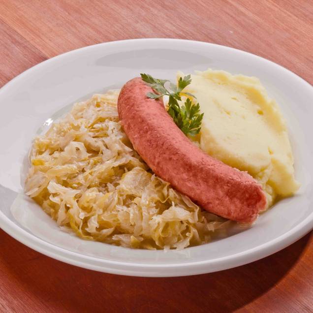 Linguiça com chucrute, uma conserva de repolho, também muito tradicional da culinária alemã Linguiça com chucrute, uma conserva de repolho, também muito tradicional da culinária alemã