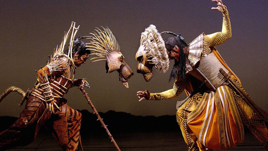<strong>9.&nbsp;<a href="https://www.lionking.com/worldwide/united-states" rel="The Lion King" target="_blank">The Lion King</a></strong>Um cl&aacute;ssico que, depois de 15 anos, ainda se mant&eacute;m como a maior bilheteria da hist&oacute;ria da Broadway. A dire&ccedil;&atilde;o genial e criativa de Juliet Taylor enche os olhos. Sem contar que todas as m&uacute;sicas do filme est&atilde;o na montagem, o que &eacute; um atrativo a mais para os f&atilde;s.&nbsp;