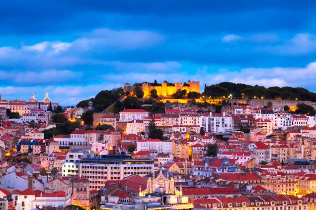 <strong>Lisboa – 5 noites – R$ 1 683,04</strong><br /><br />A hospedagem em <a href="https://viajeaqui.abril.com.br/cidades/portugal-lisboa" rel="Lisboa">Lisboa</a>, <a href="https://viajeaqui.abril.com.br/paises/portugal" rel="Portugal">Portugal</a>, é no Corinthia Hotel, em quarto duplo, com café da manhã. Você também terá direito aos traslados aeroporto/hotel/aeroporto, um voucher por estadia de 20% de desconto em tratamentos de spa, uma entrada gratuita na Acqua Thermal Area Spa e seguro-viagem Travel Ace. De 1º de abril a 30 de junho o valor do pacote custará R$ 1 988,56.<br /><br /><strong>Quando: </strong>saídas até 31 de março<br /><strong>Pagamento:</strong> 30% de entrada e saldo em até 9 vezes no cartão, sem juros.<br /><strong>Quem leva: </strong>a <strong>Designer Tours</strong> (11/2181-2900, <a href="https://www.designertours.com.br" rel="www.designertours.com.br" target="_blank">www.designertours.com.br</a>) <strong>Lisboa – 5 noites – R$ 1 683,04</strong><br /><br />A hospedagem em <a href="https://viajeaqui.abril.com.br/cidades/portugal-lisboa" rel="Lisboa">Lisboa</a>, <a href="https://viajeaqui.abril.com.br/paises/portugal" rel="Portugal">Portugal</a>, é no Corinthia Hotel, em quarto duplo, com café da manhã. Você também terá direito aos traslados aeroporto/hotel/aeroporto, um voucher por estadia de 20% de desconto em tratamentos de spa, uma entrada gratuita na Acqua Thermal Area Spa e seguro-viagem Travel Ace. De 1º de abril a 30 de junho o valor do pacote custará R$ 1 988,56.<br /><br /><strong>Quando: </strong>saídas até 31 de março<br /><strong>Pagamento:</strong> 30% de entrada e saldo em até 9 vezes no cartão, sem juros.<br /><strong>Quem leva: </strong>a <strong>Designer Tours</strong> (11/2181-2900, <a href="https://www.designertours.com.br" rel="www.designertours.com.br" target="_blank">www.designertours.com.br</a>)