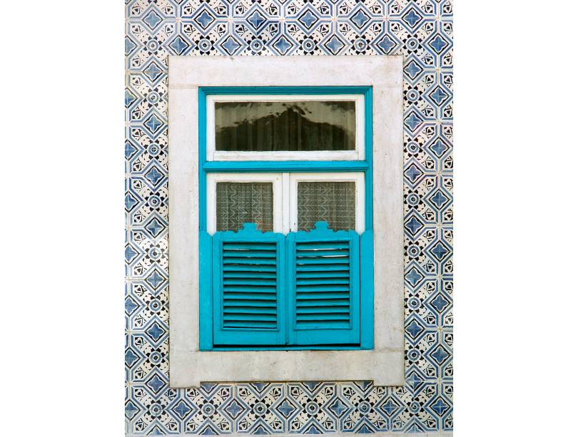 <strong><a href="https://viajeaqui.abril.com.br/cidades/portugal-lisboa" rel="Lisboa" target="_blank">Lisboa</a>, <a href="https://viajeaqui.abril.com.br/paises/portugal" rel="Portugal" target="_blank">Portugal</a></strong> Os amáveis azulejos portugueses não poderiam ficar de fora. Assim como tudo em Portugal, eles também aparecem em algumas janelas aqui e acolá <strong><a href="https://viajeaqui.abril.com.br/cidades/portugal-lisboa" rel="Lisboa" target="_blank">Lisboa</a>, <a href="https://viajeaqui.abril.com.br/paises/portugal" rel="Portugal" target="_blank">Portugal</a></strong> Os amáveis azulejos portugueses não poderiam ficar de fora. Assim como tudo em Portugal, eles também aparecem em algumas janelas aqui e acolá