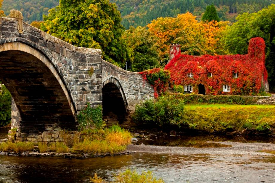 A elegante ponte de três arcos Pont Fawr, em Llanrwst, foi construída no século 17 para a travessia de pessoas e carroças para atravessar o rio Conwy, mas recebe o tráfego pesado de caminhões e carros