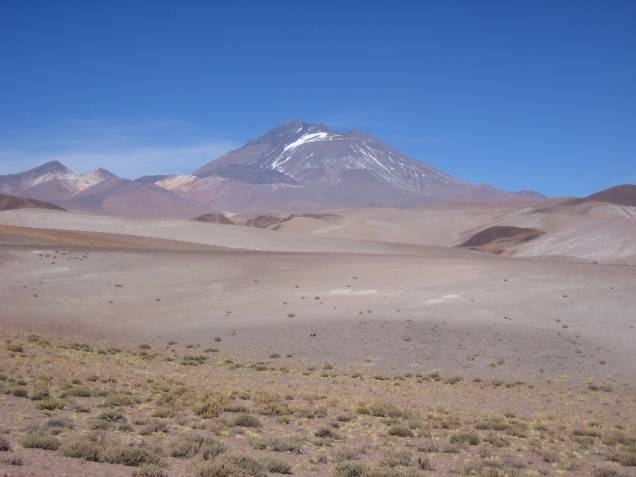 <strong>Llullaillaco – <a href="https://viajeaqui.abril.com.br/paises/argentina" rel="Argentina" target="_blank">Argentina</a></strong> O caminho leva da base ao cume do vulcão de mesmo nome (Llullaillaco – pronuncie se for capaz), onde foram encontradas três múmias extremamente bem conservadas com mais de 500 anos. As três crianças estavam enterradas a 6.739m de altitude, quase no topo do vulcão, na província de <a href="https://viajeaqui.abril.com.br/cidades/ar-salta" rel="Salta" target="_blank">Salta</a>, na <a href="https://viajeaqui.abril.com.br/paises/argentina" rel="Argentina" target="_blank">Argentina</a>. As múmias estão em exibição no Museu de Arqueologia de Alta Montanha em Salta. Durante a caminhada até o topo do Llullaillaco há vários sítios arqueológicos que podem ser visitados <strong>Llullaillaco – <a href="https://viajeaqui.abril.com.br/paises/argentina" rel="Argentina" target="_blank">Argentina</a></strong> O caminho leva da base ao cume do vulcão de mesmo nome (Llullaillaco – pronuncie se for capaz), onde foram encontradas três múmias extremamente bem conservadas com mais de 500 anos. As três crianças estavam enterradas a 6.739m de altitude, quase no topo do vulcão, na província de <a href="https://viajeaqui.abril.com.br/cidades/ar-salta" rel="Salta" target="_blank">Salta</a>, na <a href="https://viajeaqui.abril.com.br/paises/argentina" rel="Argentina" target="_blank">Argentina</a>. As múmias estão em exibição no Museu de Arqueologia de Alta Montanha em Salta. Durante a caminhada até o topo do Llullaillaco há vários sítios arqueológicos que podem ser visitados