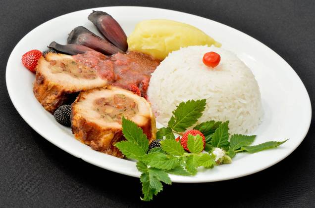 Lombo recheado com farofa de pinhão e molho de amora silvestre, servido no Festival de Cultura e Gastronomia da Roça, em Gonçalves, Minas Gerais Lombo recheado com farofa de pinhão e molho de amora silvestre, servido no Festival de Cultura e Gastronomia da Roça, em Gonçalves, Minas Gerais