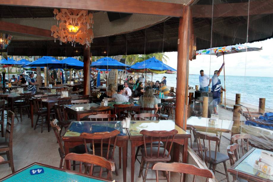 Ladeada por um paredão de vidro, a área climatizada da Lopana permite ao turista apreciar a vista do mar com conforto térmico, enquanto aprecia os petiscos da casa. Há também um clube de whisky e de vodca para os visitantes que apreciam as bebidas