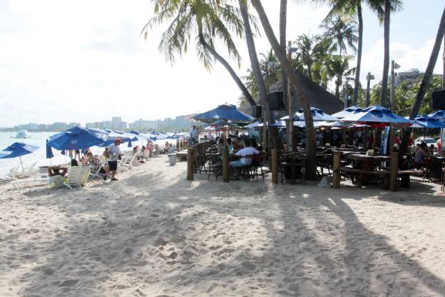 Das 65 mesas que o lugar dispõe, 20 delas ficam à beira-mar, para ficar quase com o pé na água Das 65 mesas que o lugar dispõe, 20 delas ficam à beira-mar, para ficar quase com o pé na água