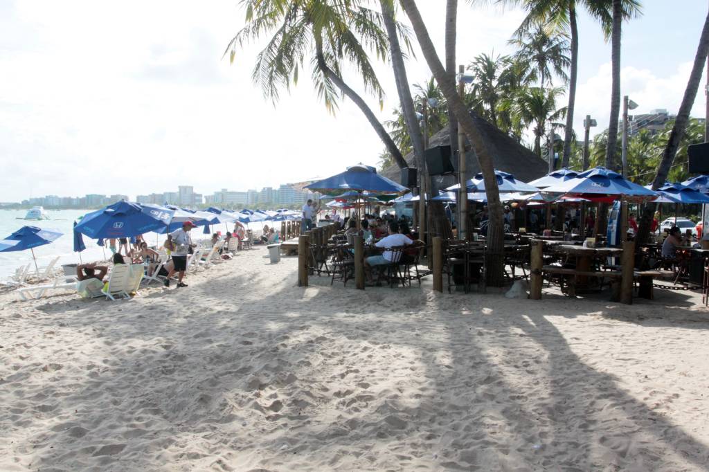 Das 65 mesas que o lugar disp&otilde;e, 20 delas ficam &agrave; beira-mar, para ficar quase com o p&eacute; na &aacute;gua