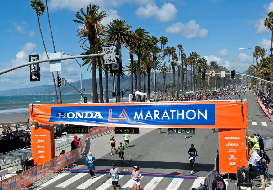 <a href="https://www.lamarathon.com" rel="Maratona de Los Angeles" target="_blank"><strong>Maratona de Los Angeles</strong></a> <strong>– 17 de março de 2013 </strong><strong>– </strong><strong>Los Angeles, Califórnia</strong> <br /> Imagine uma corrida de rua passando por <a href="https://viajeaqui.abril.com.br/cidades/estados-unidos-los-angeles" rel="Los Angeles" target="_blank"><strong>Los Angeles</strong></a>, <strong>Hollywood</strong>, <strong>Beverly Hills</strong> e <strong>Santa Monica</strong>. Essa é a <strong>Maratona de Los Angeles</strong>, que passa pelos principais pontos da cidade e acontece no mês de março. O ponto de partida é o <strong>Dodger Stadium</strong>, estádio do Los Angeles Dodgers, de beisebol, e a chegada é na Ocean Avenue, já em Santa Monica. Os locais por onde passam a corrida podem, antes ou depois, serem visitados pelos competidores. Além desses, a <strong>Disneylândia</strong> é um ótimo motivo para levar toda a família na viagem. Outra opção é acompanhar um jogo de basquete do Lakers ou do Clippers no Staples Center, ou de hóquei com o Kings – também no Staples Center – ou o Ducks, que são de Anaheim, subúrbio de LA, e jogam no Honda Center. No dia 17 de março de 2013 acontece a próxima edição da corrida. Para mais informações sobre as inscrições, acesse o <a href="https://www.lamarathon.com/" rel="site oficial da Maratona de LA" target="_blank">site oficial da Maratona de LA</a>. <a href="https://www.lamarathon.com" rel="Maratona de Los Angeles" target="_blank"><strong>Maratona de Los Angeles</strong></a> <strong>– 17 de março de 2013 </strong><strong>– </strong><strong>Los Angeles, Califórnia</strong> <br /> Imagine uma corrida de rua passando por <a href="https://viajeaqui.abril.com.br/cidades/estados-unidos-los-angeles" rel="Los Angeles" target="_blank"><strong>Los Angeles</strong></a>, <strong>Hollywood</strong>, <strong>Beverly Hills</strong> e <strong>Santa Monica</strong>. Essa é a <strong>Maratona de Los Angeles</strong>, que passa pelos principais pontos da cidade e acontece no mês de março. O ponto de partida é o <strong>Dodger Stadium</strong>, estádio do Los Angeles Dodgers, de beisebol, e a chegada é na Ocean Avenue, já em Santa Monica. Os locais por onde passam a corrida podem, antes ou depois, serem visitados pelos competidores. Além desses, a <strong>Disneylândia</strong> é um ótimo motivo para levar toda a família na viagem. Outra opção é acompanhar um jogo de basquete do Lakers ou do Clippers no Staples Center, ou de hóquei com o Kings – também no Staples Center – ou o Ducks, que são de Anaheim, subúrbio de LA, e jogam no Honda Center. No dia 17 de março de 2013 acontece a próxima edição da corrida. Para mais informações sobre as inscrições, acesse o <a href="https://www.lamarathon.com/" rel="site oficial da Maratona de LA" target="_blank">site oficial da Maratona de LA</a>.