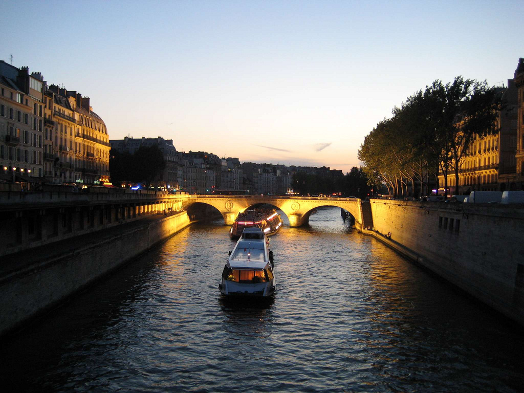 Bateau mouche passando pela Pont Neuf