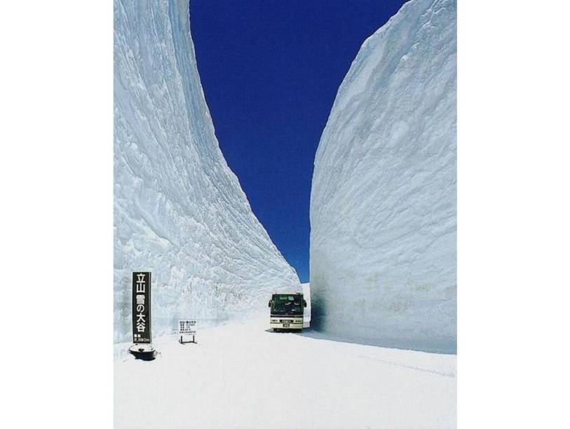 <strong>6. Rota Alpina Kurobe-Tateyama, Japão </strong>Apesar de contar com apenas 37 quilômetros de extensão, essa rota entre as províncias de Nagano e Toyama possui uma diferença vertical de quase 2 mil metros. Durante parte do inverno um "corredor" é construído para permitir a passagem de ônibus turístico pela neve <strong>6. Rota Alpina Kurobe-Tateyama, Japão </strong>Apesar de contar com apenas 37 quilômetros de extensão, essa rota entre as províncias de Nagano e Toyama possui uma diferença vertical de quase 2 mil metros. Durante parte do inverno um "corredor" é construído para permitir a passagem de ônibus turístico pela neve