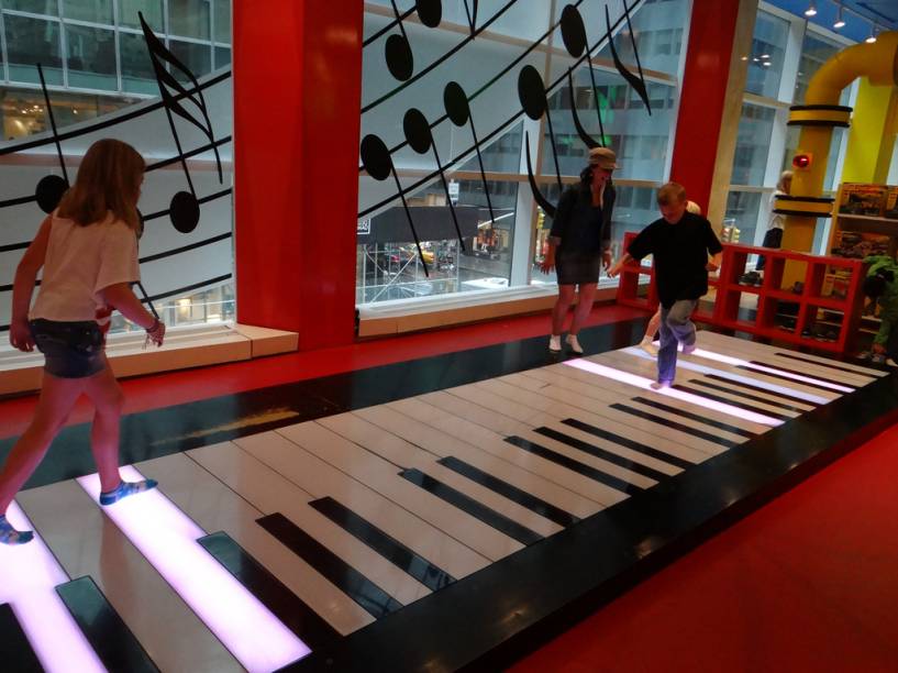 Devidamente modernizado, o famoso piano de chão que protagonizou a antológica cena com Tom Hanks em <em>Quero ser Grande </em>continua a alegrar crianças e adultos na FAO Schwarz Devidamente modernizado, o famoso piano de chão que protagonizou a antológica cena com Tom Hanks em <em>Quero ser Grande </em>continua a alegrar crianças e adultos na FAO Schwarz