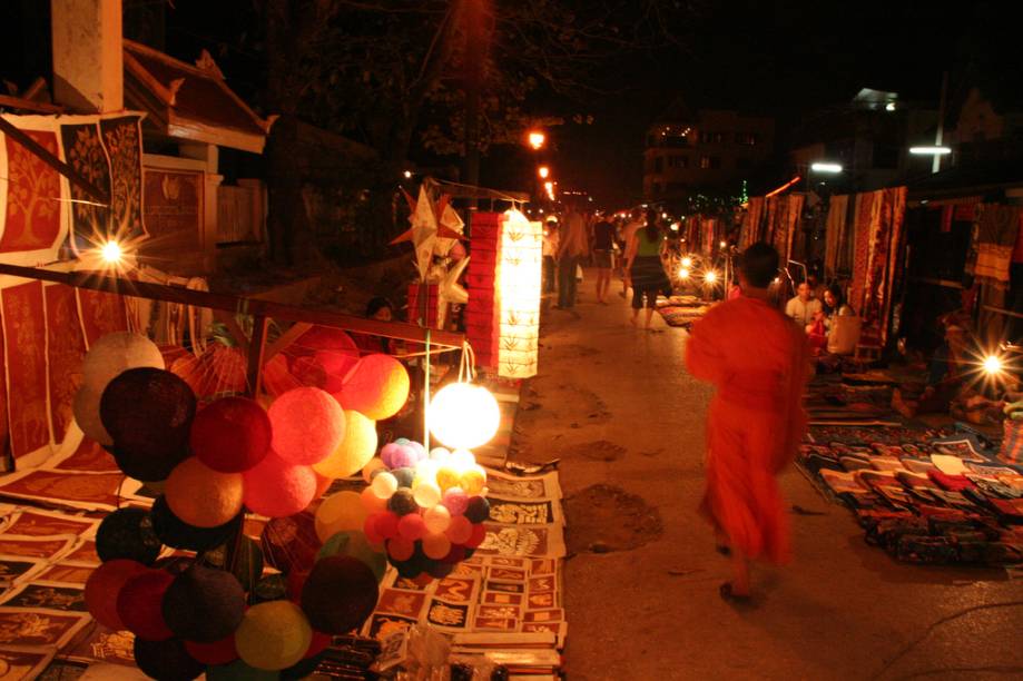 Mercado noturno de Luang Prabang Mercado noturno de Luang Prabang
