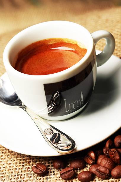 <strong><a href="https://viajeaqui.abril.com.br/estabelecimentos/br-pr-curitiba-restaurante-lucca-cafes-especiais" rel="Lucca Cafés Especiais (Curitiba)">Lucca Cafés Especiais (Curitiba)</a></strong>            O <strong>Lucca</strong> apresenta 18 rótulos de cafés, todos qualificados como "<strong>cafés especiais</strong>", segundo a metodologia da Specialty Coffee Association of America (SCAA). Os grãos provenientes de 16 produtores passam pelas mãos da mestra torradora <strong>Georgia Franco de Souza</strong>, barista especialista em ponto de torra. Os baristas, premiados em competições nacionais e internacionais, preparam bebidas quentes seguindo a escola italiana de cafés (espresso com blend próprio, macchiato, cappuccino, entre outros), além de bebidas geladas, drinks de café e cafés com sorvete. <em>Al. Pres. Taunay, 40 (Batel), 41/3016-6675</em>