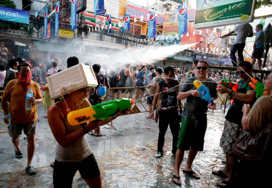 <strong>4. Songkran, Tail&acirc;ndia</strong>    Se voc&ecirc; &eacute; daqueles que n&atilde;o gosta de farra, ou &aacute;gua, essa n&atilde;o &eacute; para voc&ecirc;. O <strong>ano novo tailand&ecirc;s</strong> &eacute; uma verdadeira guerra de bombas d&rsquo;&aacute;gua, com turistas e locais se divertindo em uma das &eacute;pocas mais quentes do ano. Ningu&eacute;m escapa e pode ser um pouco constrangedor fugir de garotos com jatos coloridos. Ou seja, cuidado com a sua c&acirc;mera. Outra face das celebra&ccedil;&otilde;es s&atilde;o as ora&ccedil;&otilde;es em templos budistas, um curto momento de calma na bagun&ccedil;a que toma conta do pa&iacute;s. A cidade de <strong>Chiang Mai </strong>tem uma das festas mais movimentadas.    <strong>Onde: </strong><a href="https://viajeaqui.abril.com.br/paises/tailandia" rel="Tail&acirc;ndia" target="_blank">Tail&acirc;ndia</a>. <strong>Quando: </strong>13/15 de Abril&nbsp;