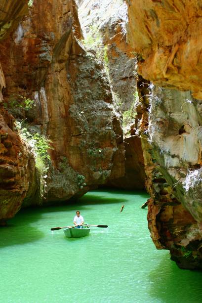 <strong>Gruta do Talhado, <a href="https://viajeaqui.abril.com.br/cidades/br-se-aracaju" rel="Aracaju" target="_self">Aracaju</a>, <a href="https://viajeaqui.abril.com.br/estados/br-sergipe" rel="Sergipe" target="_self">Sergipe</a></strong>                Localizada no interior do belo Cânion do Paraíso Talhado, no Rio São Francisco, a gruta é composta por enormes rochas de arenito, com formatos diversos. Para explorá-la melhor, o ideal é fazer um passeio de barco ou praticar mergulho                <em><a href="https://www.booking.com/city/br/aracaju.pt-br.html?aid=332455&label=viagemabril-grutas-e-cavernas-pelo-brasil" rel="Veja preços de hotéis em Aracaju no Booking.com" target="_blank">Veja preços de hotéis em Aracaju no Booking.com</a></em>