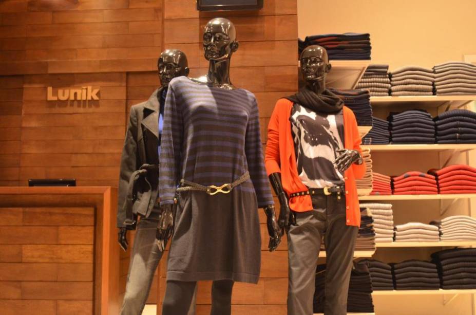 Ela está no topo da lista de cidades mais caras para se hospedar no inverno brasileiro, segundo o site AlugueTemporada: para alugar casas por uma noite, é preciso desembolsar R$ 923, em média. E não é só isso. <a href="https://viajeaqui.abril.com.br/estabelecimentos/br-sp-campos-do-jordao-atracao-malhas" target="_blank">Malhas</a>, tricôs, <a href="https://viajeaqui.abril.com.br/estabelecimentos/br-sp-campos-do-jordao-atracao-chocolates" target="_blank">chocolates</a> e artesanato, itens que movimentam a economia local, são mais caros do que a média. As confecções locais, voltadas principalmente para a produção de tradicionais suéteres e cardigãs, como os da loja Lunik (foto), são muito procuradas - e, por isso mesmo, os preços vão lá em cima. Outro <em>commodity</em> de Campos do Jordão é o pinhão, semente das árvores araucárias da Serra da Mantiqueira. Ele é cozido, temperado com sal e vendido nas ruas mais turísticas da cidade a um preço mais salgado do que o normal: R$ 10 a porção Ela está no topo da lista de cidades mais caras para se hospedar no inverno brasileiro, segundo o site AlugueTemporada: para alugar casas por uma noite, é preciso desembolsar R$ 923, em média. E não é só isso. <a href="https://viajeaqui.abril.com.br/estabelecimentos/br-sp-campos-do-jordao-atracao-malhas" target="_blank">Malhas</a>, tricôs, <a href="https://viajeaqui.abril.com.br/estabelecimentos/br-sp-campos-do-jordao-atracao-chocolates" target="_blank">chocolates</a> e artesanato, itens que movimentam a economia local, são mais caros do que a média. As confecções locais, voltadas principalmente para a produção de tradicionais suéteres e cardigãs, como os da loja Lunik (foto), são muito procuradas - e, por isso mesmo, os preços vão lá em cima. Outro <em>commodity</em> de Campos do Jordão é o pinhão, semente das árvores araucárias da Serra da Mantiqueira. Ele é cozido, temperado com sal e vendido nas ruas mais turísticas da cidade a um preço mais salgado do que o normal: R$ 10 a porção