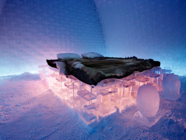 As temperaturas dos quartos do Ice Hotel giram em torno dos 8 e 5 graus negativos. Na hora de acordar, uma bebida quente e uma sauna ajudam os hóspedes a acordar As temperaturas dos quartos do Ice Hotel giram em torno dos 8 e 5 graus negativos. Na hora de acordar, uma bebida quente e uma sauna ajudam os hóspedes a acordar