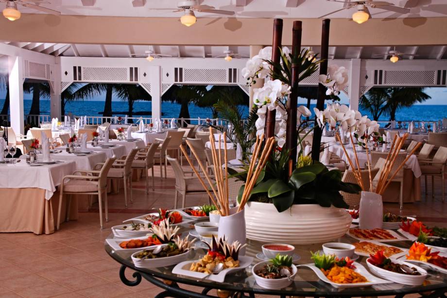 <strong>Para comer e beber muito</strong>    <a href="https://www.bahia-principe.com/pt/hoteis/punta-cana/resort-esmeralda/" rel="Luxury Bahia Principe Esmeralda" target="_blank">Luxury Bahia Principe Esmeralda</a> (Praia Arena Gorda). O hóspede pode escolher entre 23 restaurantes e 54 bares espalhados pelos cinco hotéis do complexo em Punta. Basta reservar, embarcar no ônibus e saborear pratos das cozinhas japonesa, mexicana, italiana, francesa, espanhola...    570 quartos / 2 restaurantes / 2 piscinas    <a href="https://www.booking.com/city/do/punta-cana.pt-br.html?aid=332455&label=viagemabril-puntacana" rel="Reserve seu resort em Punta Cana pelo booking.com" target="_blank">Reserve seu resort em Punta Cana pelo booking.com </a>     