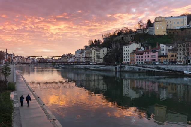 O dia amanhece à beira de um dos rios que cruza a cidade de <a href="https://viajeaqui.abril.com.br/cidades/franca-lyon" rel="Lyon" target="_blank">Lyon</a>, na <a href="https://viajeaqui.abril.com.br/paises/franca" rel="França" target="_blank">França</a> O dia amanhece à beira de um dos rios que cruza a cidade de <a href="https://viajeaqui.abril.com.br/cidades/franca-lyon" rel="Lyon" target="_blank">Lyon</a>, na <a href="https://viajeaqui.abril.com.br/paises/franca" rel="França" target="_blank">França</a>