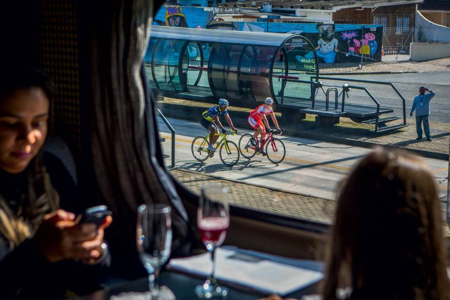 Champanhe no café da manhã, na saída de Curitiba Champanhe no café da manhã, na saída de Curitiba