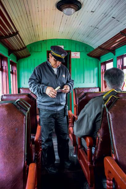 Posso ver sua passagem, senhor? Posso ver sua passagem, senhor?