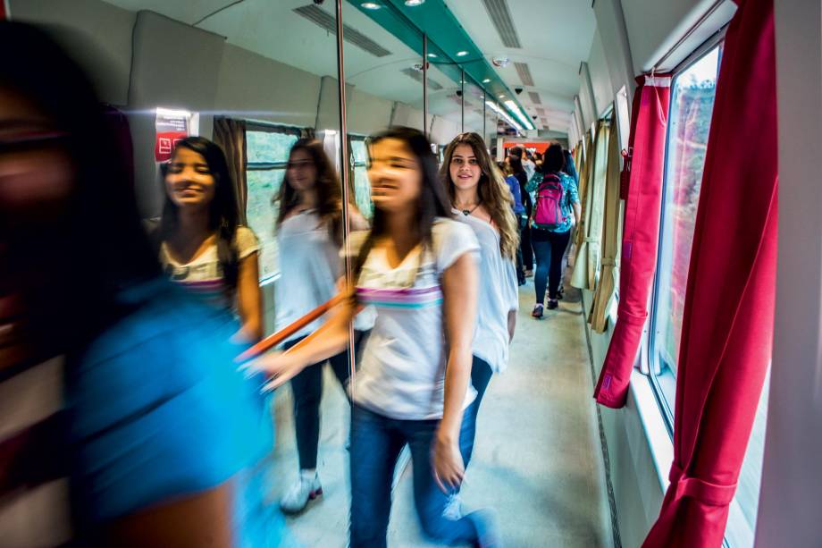 Pra lá e pra cá, de um vagão para o outro Pra lá e pra cá, de um vagão para o outro