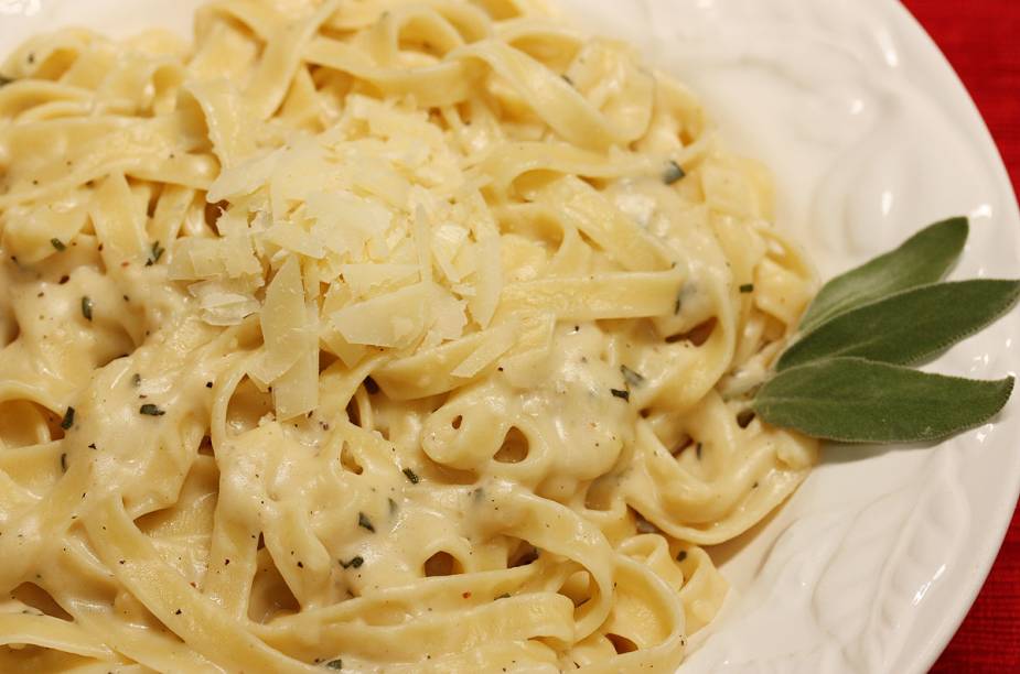 <strong>Fettuccine Alfredo </strong>O molho surgiu quando o italiano Alfredo Di Lelio fez a receita de macarrão com molho de manteiga e queijo para estimular o apetite de sua mulher, Inês, que ficou muito abatida após o nascimento do primeiro filho, em 1908. Sua esposa gostou tanto que a receita foi para o restaurante que mantinham em Roma.