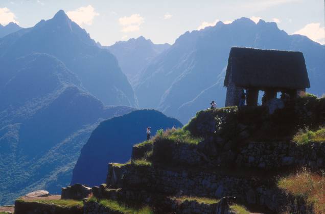 <strong><a href="https://viajeaqui.abril.com.br/cidades/peru-machu-picchu" rel="Machu Picchu" target="_blank">Machu Picchu</a></strong> Construída no século 15 pelos incas, fica no topo de uma montanha, a 2400 metros de altitude, com imponentes edifícios de pedra. A cidade tem uma área agrícola, com terraços para o plantio e armazéns de alimentos; e uma urbana, com templos, praças e mausoléus reais. Cerca de 30% de Machu Picchu é original, o restante é reconstituição. Para chegar, pegue um trem que sai de Cusco <strong><a href="https://viajeaqui.abril.com.br/cidades/peru-machu-picchu" rel="Machu Picchu" target="_blank">Machu Picchu</a></strong> Construída no século 15 pelos incas, fica no topo de uma montanha, a 2400 metros de altitude, com imponentes edifícios de pedra. A cidade tem uma área agrícola, com terraços para o plantio e armazéns de alimentos; e uma urbana, com templos, praças e mausoléus reais. Cerca de 30% de Machu Picchu é original, o restante é reconstituição. Para chegar, pegue um trem que sai de Cusco