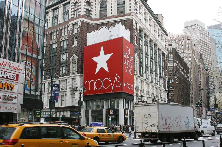 <strong><a href="https://viajeaqui.abril.com.br/estabelecimentos/estados-unidos-nova-york-atracao-macy-s" rel="Macys " target="_blank">Macys </a></strong><em>(151 W, 34th Street)<strong> </strong></em>    Conhecida como a maior loja do mundo, um pouco do espírito nova-iorquino está na Macys, que existe desde 1858. A loja tem 11 andares e ocupa um quarteirão inteira. Lá dentro você encontra desde utensílios domésticos até roupas de grife