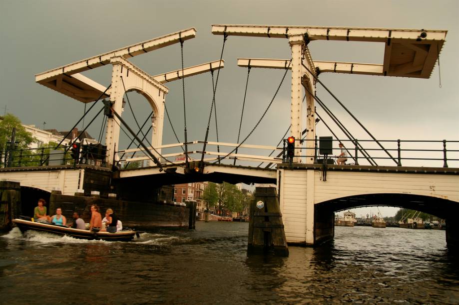 <strong>Magere Brug, Amsterdã</strong>Com mais de 1200 pontes, <a href="https://viajeaqui.abril.com.br/cidades/holanda-amsterda" rel="Amsterdã ">Amsterdã </a>talvez seja a cidade com mais estruturas deste tipo em todo o mundo. A Magere Brug, a ponte magrela, era tão estreita que duas pessoas mal conseguiam se cruzar por ela ao atravavessa-la. A construção atual é de 1871 <strong>Magere Brug, Amsterdã</strong>Com mais de 1200 pontes, <a href="https://viajeaqui.abril.com.br/cidades/holanda-amsterda" rel="Amsterdã ">Amsterdã </a>talvez seja a cidade com mais estruturas deste tipo em todo o mundo. A Magere Brug, a ponte magrela, era tão estreita que duas pessoas mal conseguiam se cruzar por ela ao atravavessa-la. A construção atual é de 1871