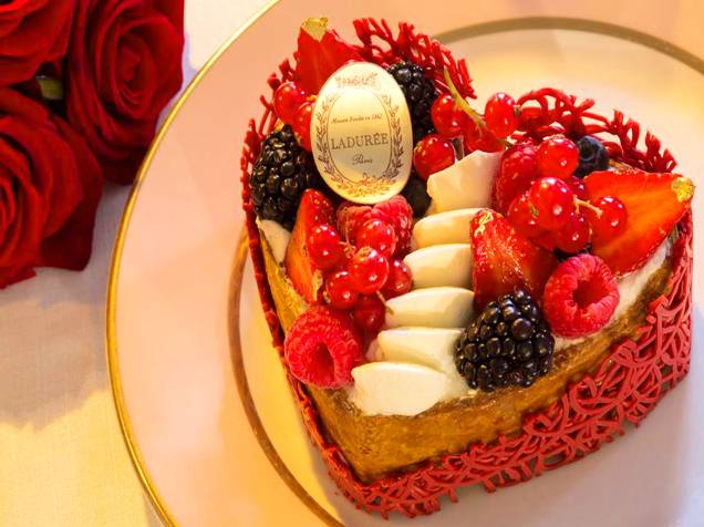 <strong><a href="https://www.laduree.com" rel="Maison Ladurée" target="_blank">Maison Ladurée</a></strong> A história da marca francesa começou em no início do século XX. De lá pra cá, diversas lojas foram abertas ao redor do mundo, inclusive no Brasil. Na Big Apple, há dois endereços charmosos pra provar dos deliciosos macarons. <em>864 Madison Avenue, 10021</em> e <em>398 West Broadway, 10012</em> <strong><a href="https://www.laduree.com" rel="Maison Ladurée" target="_blank">Maison Ladurée</a></strong> A história da marca francesa começou em no início do século XX. De lá pra cá, diversas lojas foram abertas ao redor do mundo, inclusive no Brasil. Na Big Apple, há dois endereços charmosos pra provar dos deliciosos macarons. <em>864 Madison Avenue, 10021</em> e <em>398 West Broadway, 10012</em>